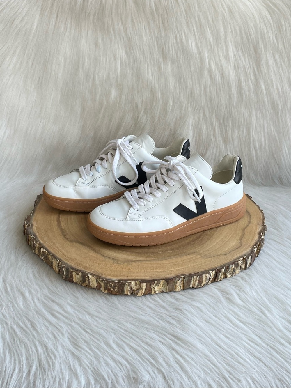 LIKE NEW Veja V-12 white leather sneakers - Picture 4 of 15